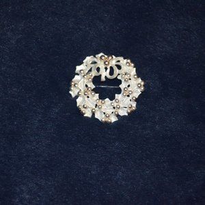 Christmas Decoration Wreath White Gold Ribbon Brooch Vintage